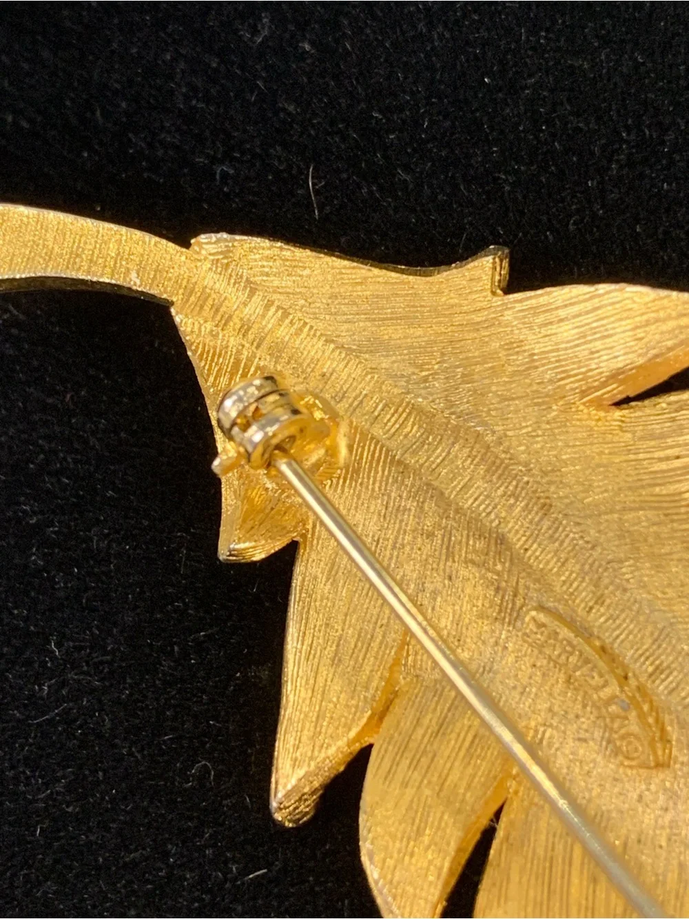 Vintage Marvella Gold Tone Curled Leaf Brooch